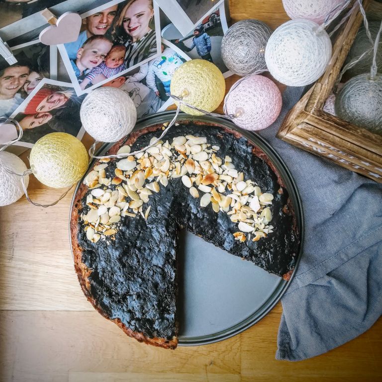 Ciasto dyniowe z orzechami i polewą czekoladową