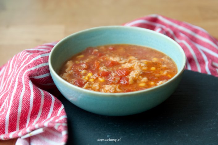 Szybka zupa z pomidorami, kukurydzą i kluskami